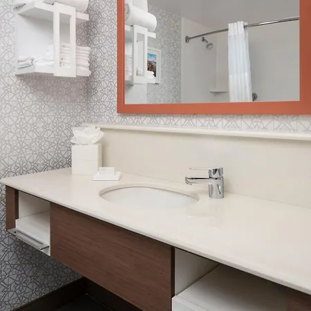 Hampton Inn & Suites Yonkers - Westchester Exterior photo