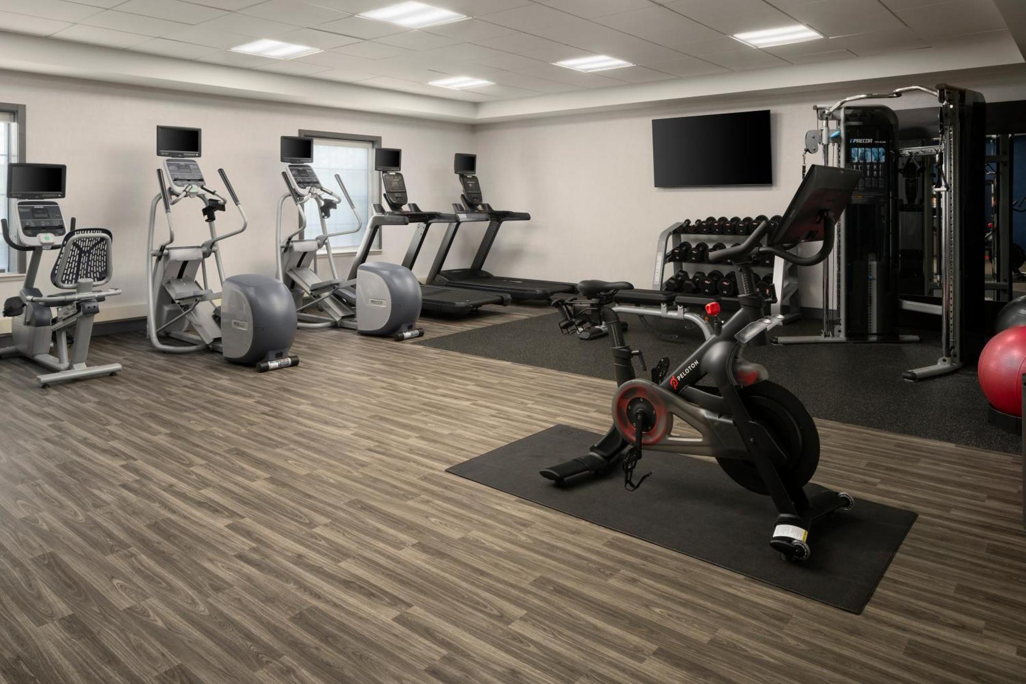 Hampton & - Westchester Hotel 3*