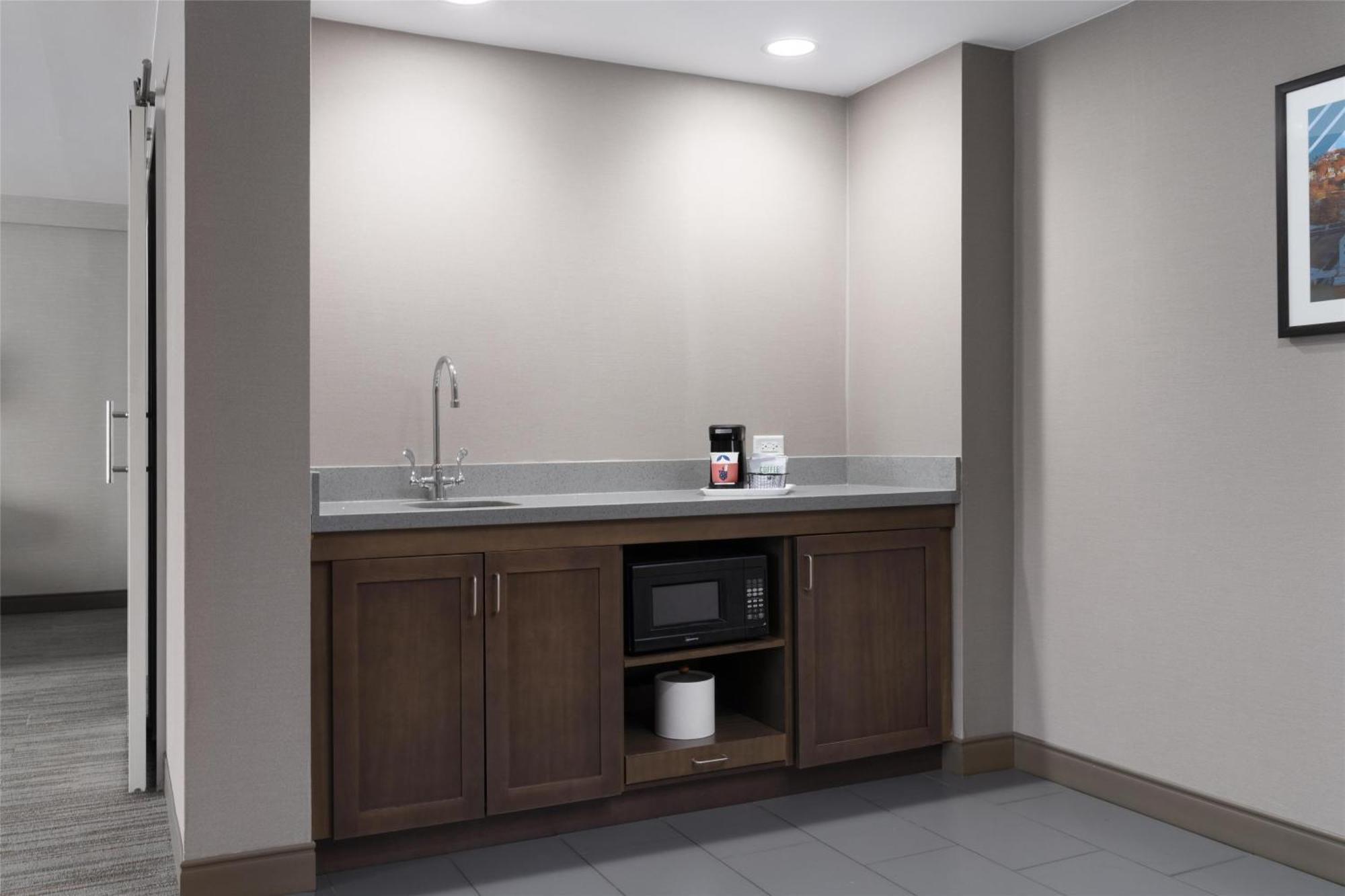 Hampton & - Westchester Hotel 3*